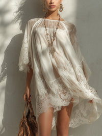 Vestido corto de gasa con paneles de encaje blanco