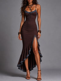 Vestido largo con escote en V, ribete de encaje y volantes