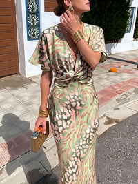 Vestido Sexy com Decote em V, Cintura Alta, Estampa e Nó à Frente
