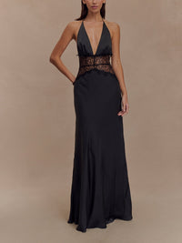 Vestido comprido em cetim de seda com decote americano