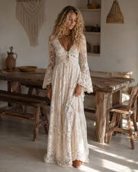 Vestido Maxi Bohemio de Encaje Albaricoque con Escote en V y Mangas Acampanadas