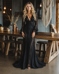 Vestido Maxi Preto em Renda Gótica com Mangas de Sino e Decote em V