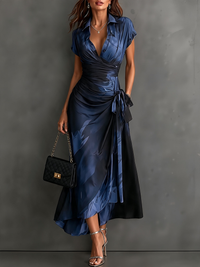 Vestido midi envolvente abstracto azul y negro con cuello, escote en V, mangas cortas, cintura con lazo y bajo con volantes asimétrico