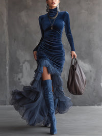 Vestido comprido plissado em veludo azul-escuro