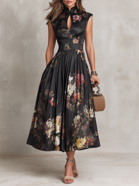 Vestido midi em cetim plissado floral com gola preta em forma de laço