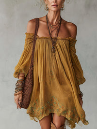 Vestido mini em chiffon amarelo, com ombros descobertos e padrão floral