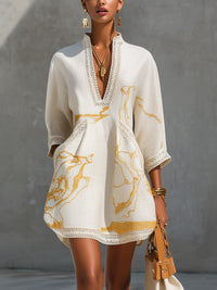 Vestido curto em renda de croché com decote em V estampado em dourado marfim