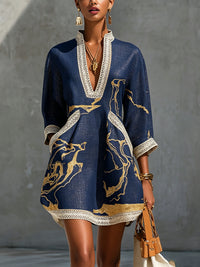 Vestido Mini em Renda de Croché com Decote em V Estampa Dourada Azul-Marinho