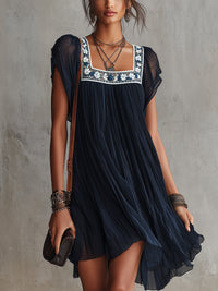 Vestido Mini em Chiffon Plissado Bordado com Flores Azul-Marinho