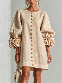 Vestido Curto com Botões Bege e Mangas Florais Extravagantes