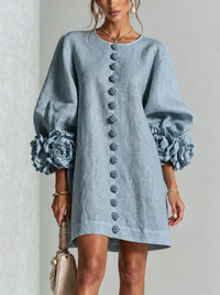 Vestido Mini Botões em Azul-Poeira com Flores e Mangas Florais Extravagantes