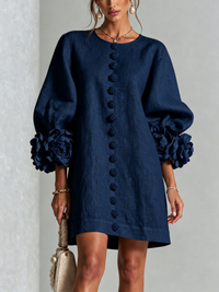 Mini vestido azul-marinho com botões e flores, com mangas florais extravagantes
