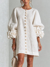 Vestido Mini Branco com Flores, Botões e Mangas Florais Extravagantes