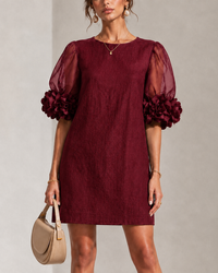 Vestido Mini em Organza Bordô com Mangas Bufantes e Punhos Florais Extravagantes
