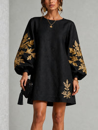 Vestido Mini Negro con Estampado Dorado, Cuello Redondo y Mangas Abullonadas