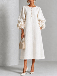 Vestido Midi Branco com Flores, Botões e Mangas com Flores Exuberantes