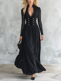 Vestido largo gótico negro con mangas de encaje y botones dorados en V