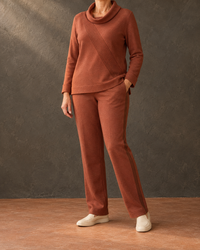 Joana | Conjunto com gola envolvente e calças com faixa lateral