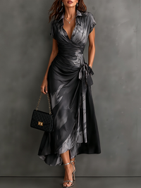 Vestido midi envolvente abstracto negro gris con cuello camisero, escote en V, manga corta, cintura con lazo y bajo asimétrico con volante