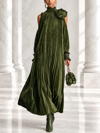 Rosa | Vestido comprido plissado verde-azeitona com detalhe floral no ombro