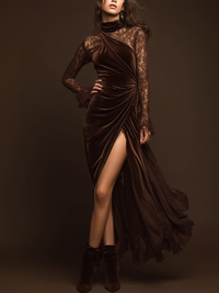 Vestido maxi em veludo castanho com gola alta, painéis de renda e fenda lateral