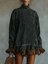 Minivestido de ante de cuello alto con estampado de leopardo y bajo con paneles